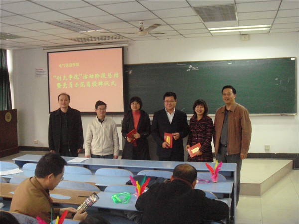 台湾av影片领导和部分获奖教师合影